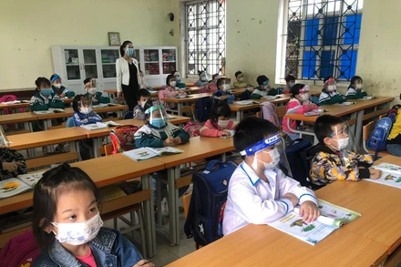 Học sinh bảo đảm quy định 5K khi đến lớp.