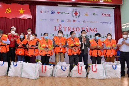 Nguyên Chủ tịch nước Trương Tấn Sang tặng áo phao cứu sinh đa năng cho ngư dân có hoàn cảnh khó khăn ở Quảng Ngãi.