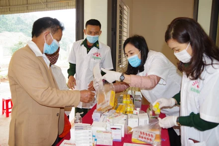 Quân y Bộ đội Biên phòng Nghệ An khám bệnh, cấp thuốc cho người dân.