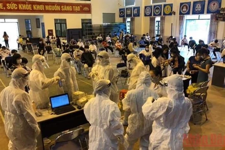 Cán bộ y tế lấy mẫu test nhanh cho học sinh, giáo viên Trường THPT Phan Đình Giót, thành phố Điện Biên Phủ, tỉnh Điện Biên.