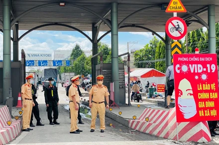 Chốt kiểm soát trên quốc lộ 1A gần khu vực cầu Đồng Nai.