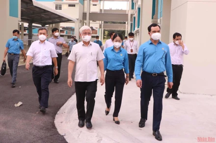 Lãnh đạo Tổng Liên đoàn Lao động Việt Nam và lãnh đạo tỉnh Bình Dương tham quan Khu nhà ở xã hội Becamex Định Hòa, TP Thủ Dầu Một, tỉnh Bình Dương.