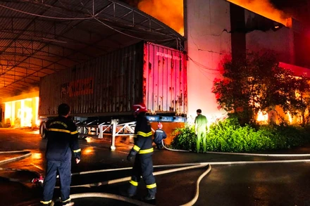 Hiện trường vụ cháy kho hàng Công ty cổ phần Đồng Tiến, Đồng Nai tối 11/10/2021 (Ảnh: Thiên Vương)