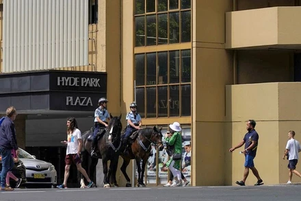 Cảnh sát tuần tra tại trung tâm thành phố Sydney, bang New South Wales, Australia ngày 9/11. New South Wales đã vượt mốc 90% dân số hoàn thành tiêm ngừa Covid-19. (Ảnh: Reuters)