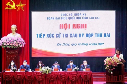 Quang cảnh buổi tiếp xúc cử tri.