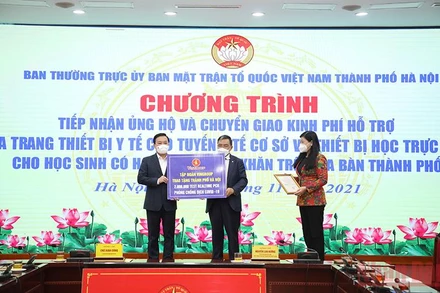 Thành phố Hà Nội tiếp nhận 2 triệu test Realtime PCR phòng chống dịch Covid-19 do Tập đoàn Vingroup ủng hộ.