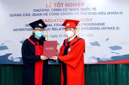 PGS,TS. Phạm Minh Sơn trao bằng tốt nghiệp cho sinh viên lớp Chuyên ngành 2018 (Khóa II), Chương trình Cử nhân quốc tế Quảng cáo, Quan hệ công chúng và Thương hiệu (Ảnh: AJC).