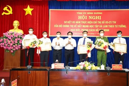 Tập thể và cá nhân nhận Bằng khen của Thủ tướng Chính phủ về thành tích xuất sắc trong học tập và làm theo Bác.