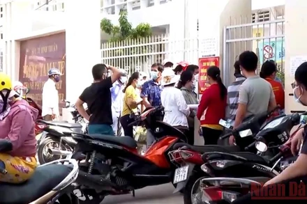 Tụ tập đông người tại điểm tiêm vaccine phòng Covid-19 ở Trung tâm Y tế TP Phan Thiết, ngày 19/8.