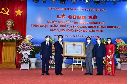 Lãnh đạo thành phố Tuyên Quang đón nhận bằng công nhận đạt chuẩn nông thôn mới.