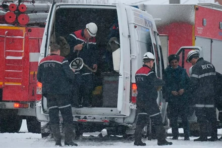 Lực lượng cứu hộ tại hiện trường vụ cháy. (Ảnh: RIA)