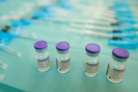 Ngày 8/10, Nhật Bản đã ký thỏa thuận mua 120 triệu liều vaccine ngừa Covid-19 của Pfizer - dự kiến bắt đầu bàn giao từ tháng 1/2022. (Ảnh: Reuters)