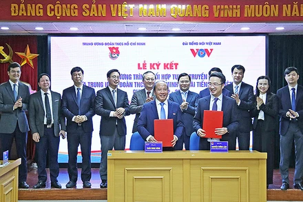 Đại diện lãnh đạo Trung ương Đoàn và Đài Tiếng nói Việt Nam tại buổi lễ.