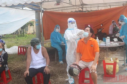 Test nhanh SARS-CoV-2 cho người dân xã Nguyệt Hóa (Châu Thành).