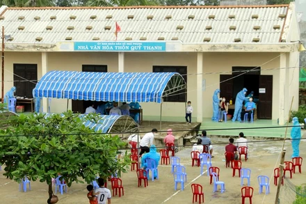 Xét nghiệm nhanh SARS-CoV-2 sàng lọc cộng đồng cho nhân dân xã Ngũ Phụng, huyện Phú Quý (Bình Thuận).