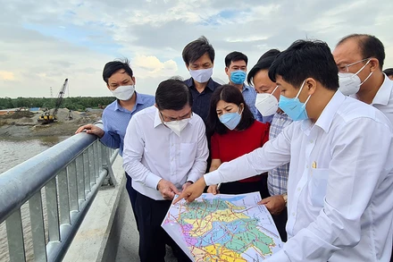 Phó Trưởng Ban Kinh tế Trung ương Nguyễn Thành Phong cùng đoàn công tác khảo sát hạ tầng giao thông đường 827D, thuộc địa phận xã Long Hậu, huyện Cần Giuộc, tỉnh Long An.