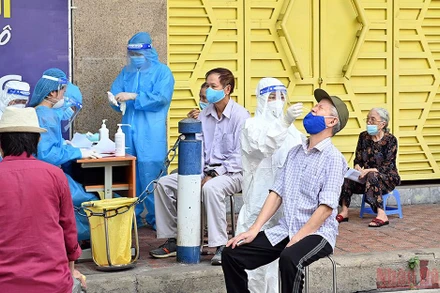 Xét nghiệm Covid-19 cho người dân Hà Nội. (Ảnh: DUY LINH)