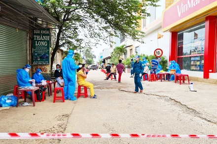 Khẩn trương lấy mẫu xét nghiệm cho người dân tại xã Trà Bá (thành phố Pleiku, Gia Lai).