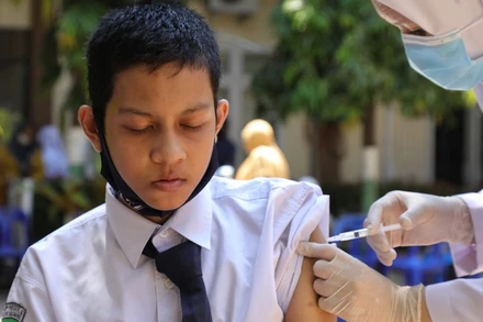 Nhân viên y tế tiêm vaccine ngừa Covid-19 cho học sinh tại tỉnh Aceh, Indonesia. (Ảnh: AFP/TTXVN)