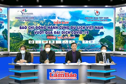 Các khách mời tham gia diễn đàn tại đầu cầu Hà Nội. 