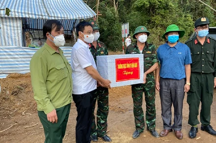 Ông Nguyễn Văn Thắng, Ủy viên Trung ương Đảng, Bí thư Tỉnh ủy Điện Biên động viên các lực lượng chống dịch ở xã Na Tông, Mường Nhà, huyện Điện Biên.