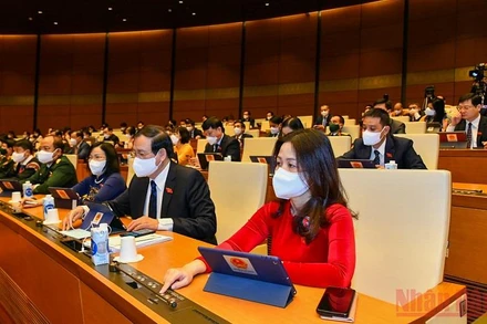 Các đại biểu Quốc hội bấm nút biểu quyết thông qua Nghị quyết về quy hoạch sử dụng đất quốc gia thời kỳ 2021 - 2030, tầm nhìn đến năm 2050 và Kế hoạch sử dụng đất quốc gia 5 năm 2021 - 2025. (Ảnh: LINH NGUYÊN)