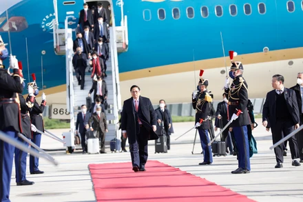 Lễ đón Thủ tướng Phạm Minh Chính tại sân bay Orly ở thủ đô Paris. (Ảnh: TTXVN)