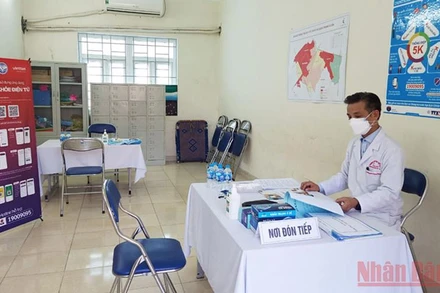 Trạm y tế lưu động tại quận Thanh Xuân (Hà Nội).