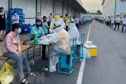 Cơ quan y tế lấy mẫu xét nghiệm SARS-CoV-2 cho công nhân Công ty TNHH sản xuất giày Uy Việt cơ sở tại Khu công nghiệp Đô thị Sonadezi Châu Đức. (Ảnh: TTXVN)