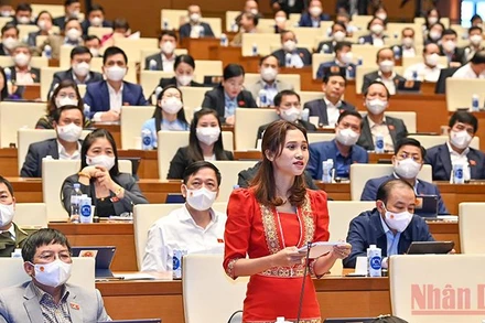 Đại biểu Quốc hội tỉnh Kon Tum phát biểu chất vấn, ngày 11/11. Ảnh: LINH NGUYÊN