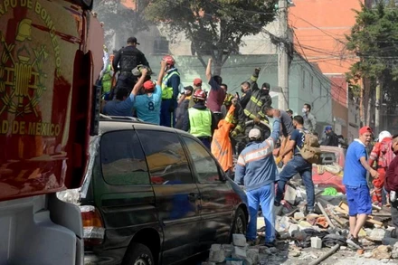 Lực lượng chức năng cứu hộ người bị nạn tại hiện trường. (Ảnh: meczyki.net)