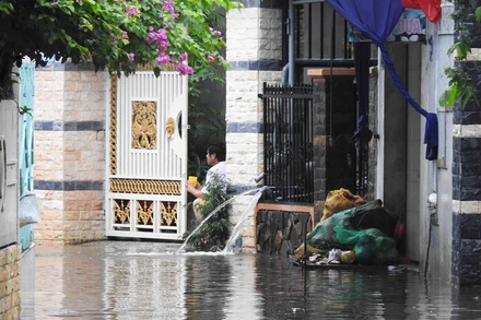 Một số nhà dân ở khu vực phía tây chợ Động, thành phố Phan Rang-Tháp Chàm (tỉnh Ninh Thuận) dùng máy bơm nước ngập trong nhà ra ngoài để bảo vệ tài sản.