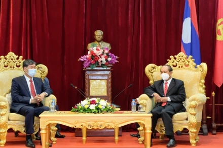 Tổng Lãnh sự Nguyễn Đăng Hùng (trái) chúc mừng Đảng bộ, Chính quyền và nhân dân tỉnh Luang Prabang nhân dịp kỷ niệm 46 năm Quốc khánh Lào. (Ảnh: Tổng Lãnh sự quán Việt Nam tại Luang Prabang)