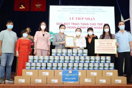 Các đơn vị trao tặng sữa cho các trẻ có hoàn cảnh khó khăn.