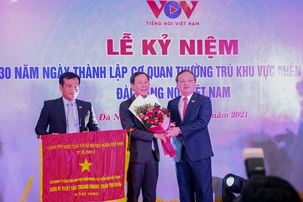 Trao cờ Thi đua của Chính phủ cho tập thể cán bộ, phóng viên, nhân viên VOV miền trung.