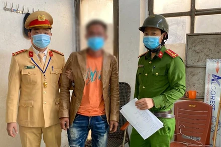 Nam thanh niên có ý định tự tử (ở giữa) được công an giải cứu.