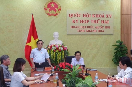 Đại biểu Lê Hữu Trí phát biểu tại phiên thảo luận ở tổ. (Ảnh: PHONG NGUYÊN)