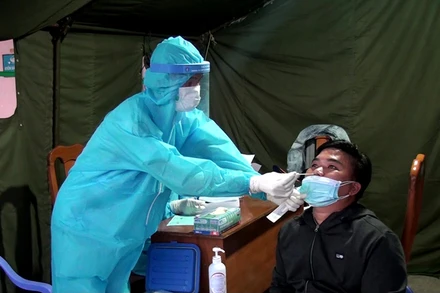 Xét nghiệm nhanh SARS-CoV-2 sàng lọc cộng đồng cho người dân xã Tam Thanh, huyện Phú Quý (Bình Thuận).