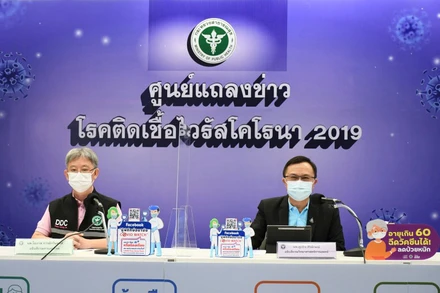 Các ông Opas Karnkawinpong và Supakit Sirilak tại buổi họp báo.