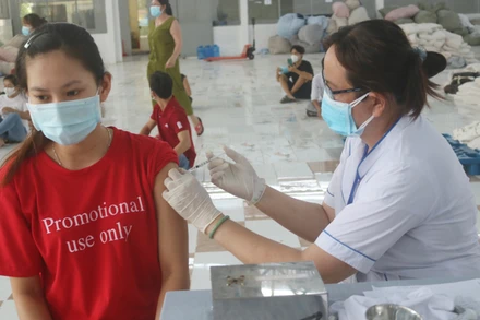 Tiêm vaccine phòng Covid-19 cho công nhân tại Công ty trách nhiệm hữu hạn Dệt may Vinh Hưng.