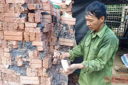 Hơn 18 nghìn viên gạch ông Lưu Văn Mạnh mua về chỉ cần dùng tay xoa là đã bở rời, vụn ra.