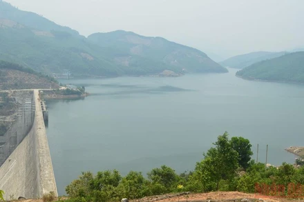 Hồ thủy điện Đakđrinh. (Ảnh: HIỂN CỪ)