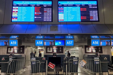 Bảng điện tử báo hoãn chuyến bay từ sân bay quốc tế O.R. Tambo (Johannesburg, Nam Phi) tới London - Heathrow (Anh), ngày 26/11. (Ảnh: Reuters)