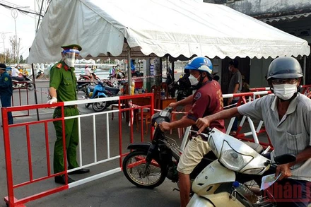 Chốt kiểm soát người và phương tiện ra vào “vùng đỏ” thuộc khu phố 8, phường Phú Trinh, TP Phan Thiết (Bình Thuận).