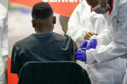 Tiếp cận công bằng với vaccine là một vấn đề then chốt đối với nhiều quốc gia châu Phi để chống lại đại dịch hiện nay. (Ảnh: TTXVN)