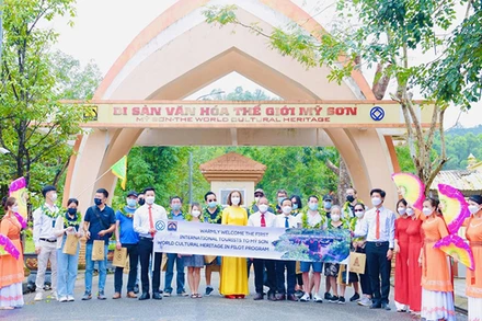 Đón tiếp những vị khách quốc tế đầu tiên đến tham quan Mỹ Sơn.