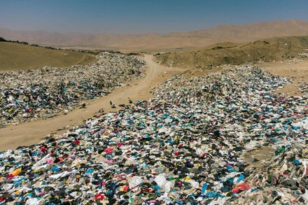 Bãi rác quần áo khổng lồ trên sa mạc. (Ảnh: AFP/TTXVN)