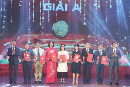 Phó Thủ tướng Chính phủ Vũ Đức Đam và Bộ trưởng Thông tin và Truyền thông Nguyễn Mạnh Hùng trao giải A - giải thưởng Sách Quốc gia lần thứ 3 năm 2020. Ảnh: QUANG VINH