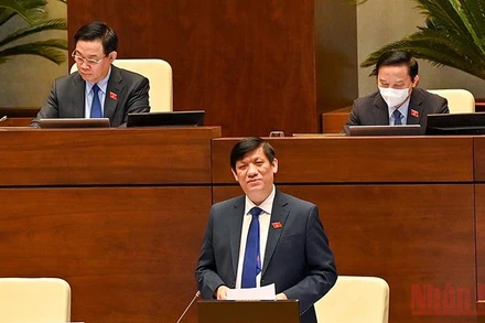 Bộ trưởng Y tế Nguyễn Thanh Long trả lời chất vấn của đại biểu Quốc hội, sáng 10/11. Ảnh: LINH NGUYÊN