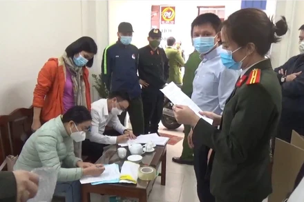 Lực lượng an ninh điều tra khám xét nơi làm việc của các đối tượng trong mua bán hóa đơn trái phép.